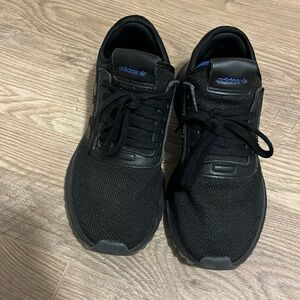 Women’s Adidas tennis shoes - size 7.5